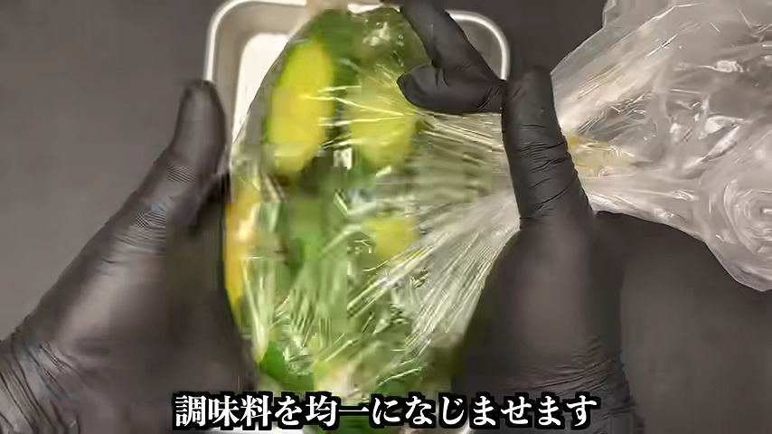 合わせ調味料をもみ込む