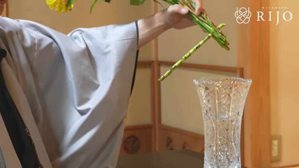 輪ゴムに茎を刺して花瓶に飾ると……