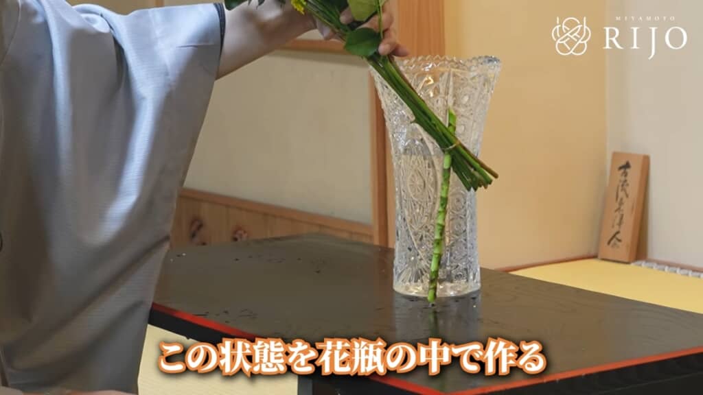 輪ゴムに茎を刺して花瓶に飾ります