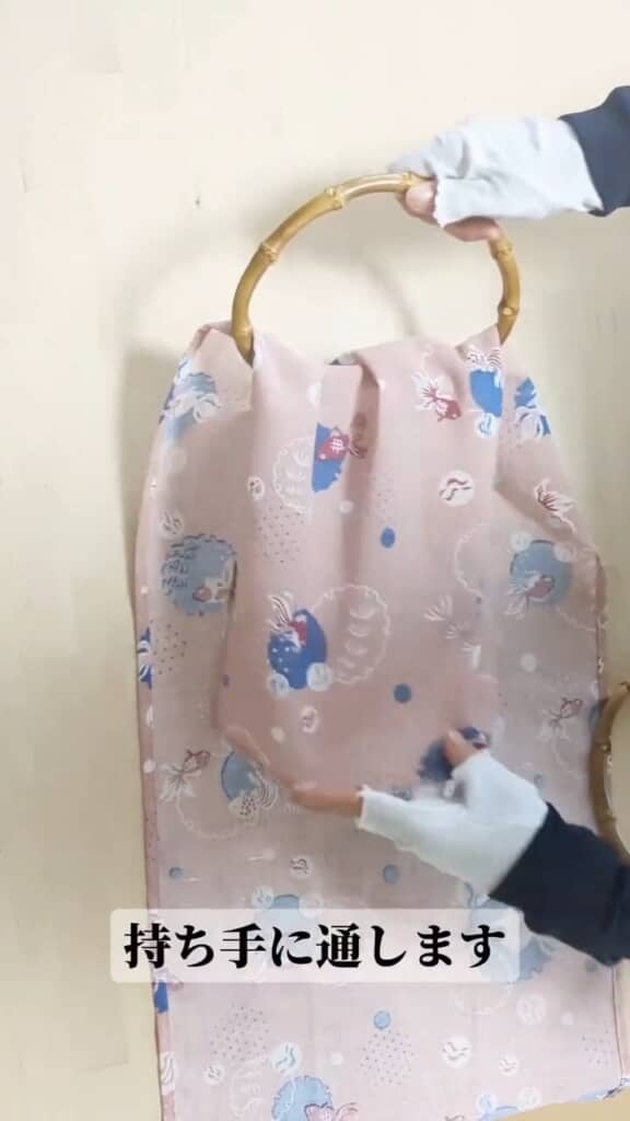 手ぬぐいを2つの輪に通し、端同士を合わせる