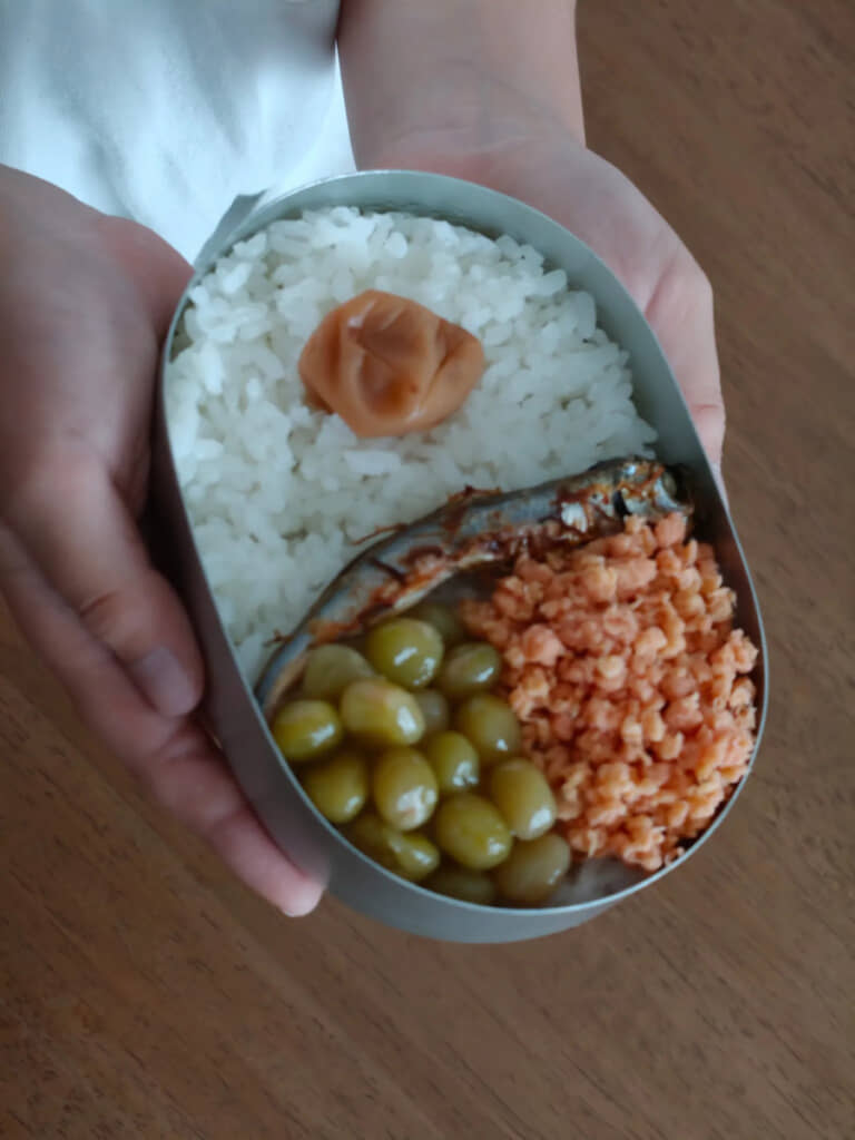 お弁当を見せるシーンの構図も再現