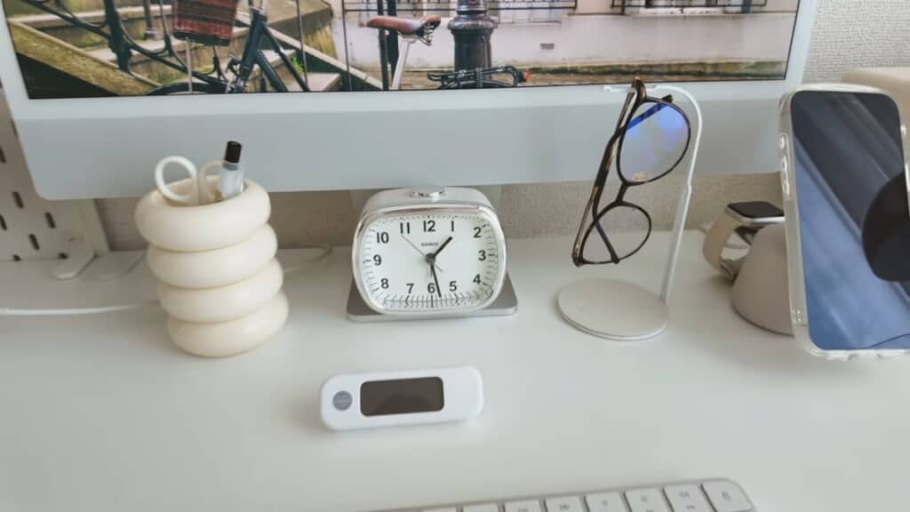右から「Belkin 2in1 mogsafe」、メガネとメガネスタンド、「CASIO 置き時計」、ペンスタンド、前には「Sonic スティックルタイマー」