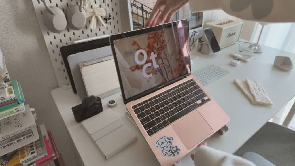 「エレコム ノートPCスタンド」にパソコンを乗せて使用