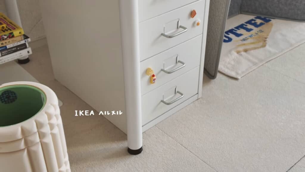 「IKEA ヘルメル」にワッフルや目玉焼き、チーズといったモチーフのマグネットを付けている