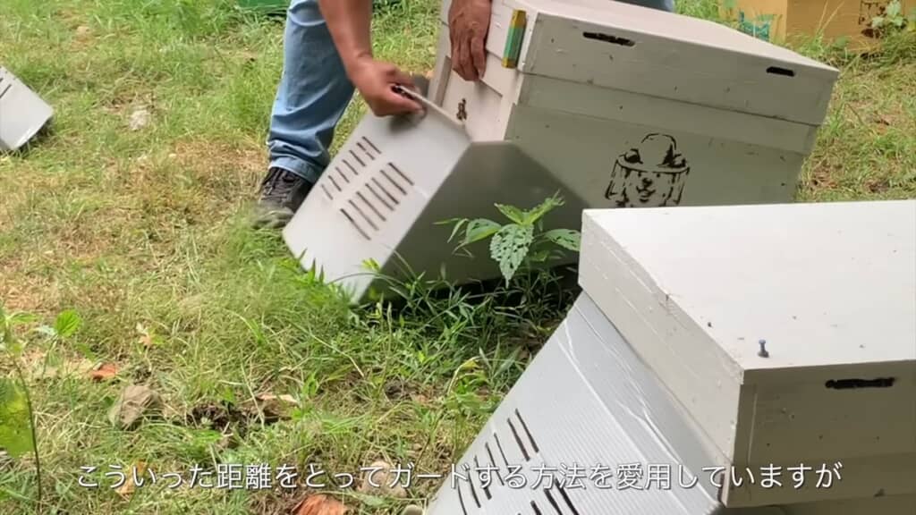 ミツバチの巣箱に取り付けるガード