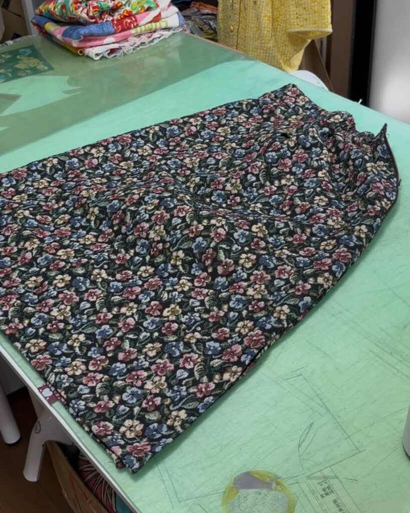 ゴブラン織りの花柄スカート