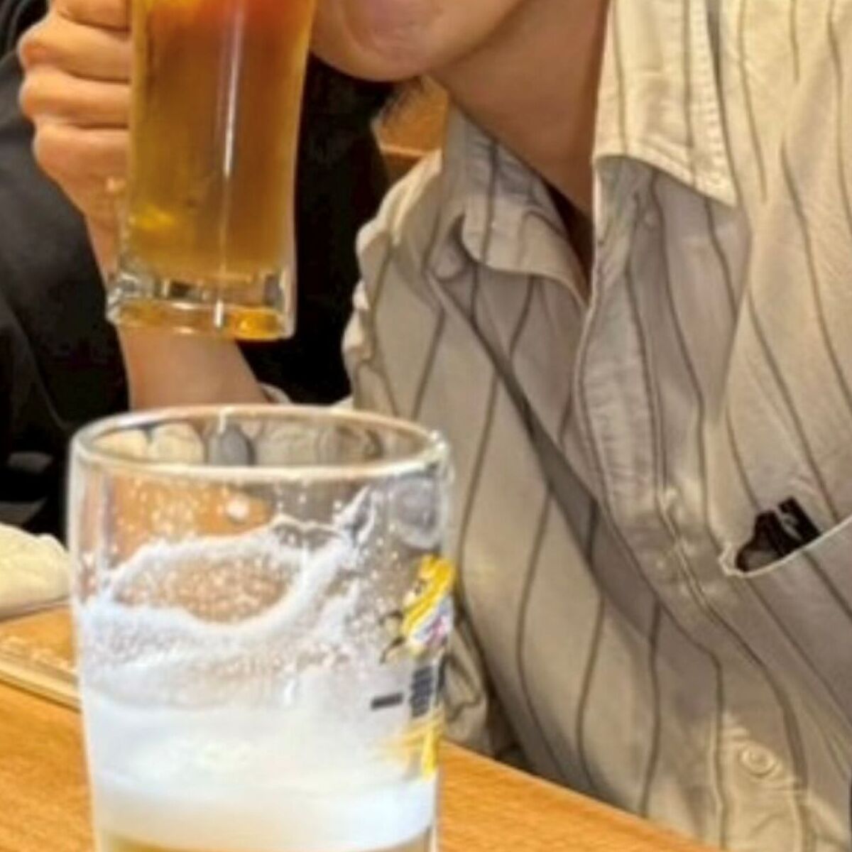 居酒屋で写真を撮ってもらったら……「これめっちゃ菊池風磨やん」奇跡の1枚に「声出た」「悔しいけど似てるわ」 | ライフスタイル ねとらぼ