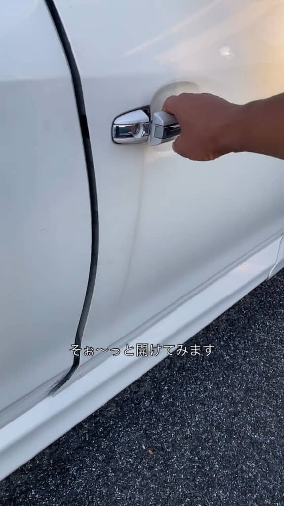 運転席横のドアをそっと開けると……