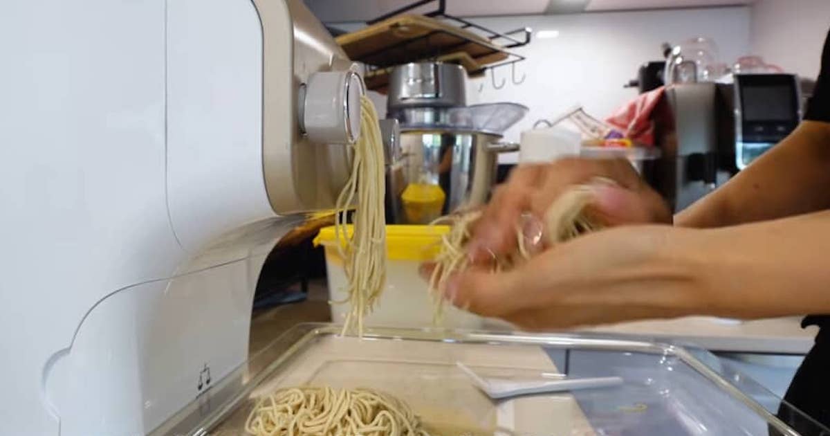 スイス人家族に“夏の定番麺料理”を振る舞ったら……　予想外のリアクションに「すごすぎます」「めちゃめちゃ食べたい」（1/2） | グルメ ねとらぼ