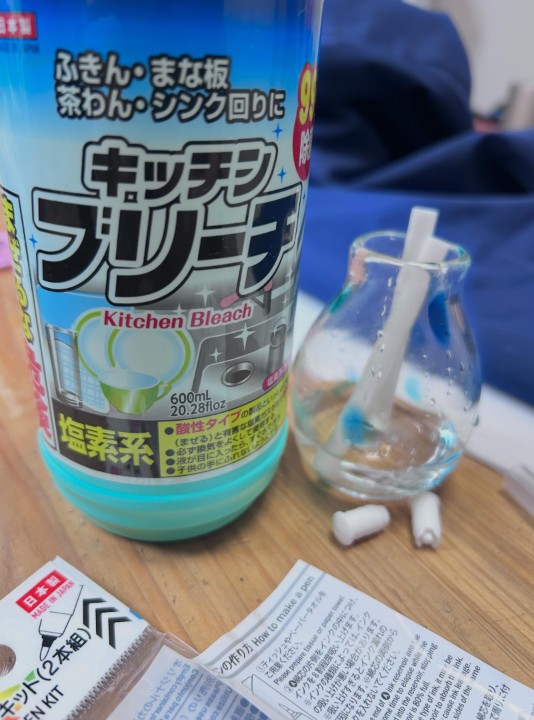 漂白剤は手に付かないよう慎重に
