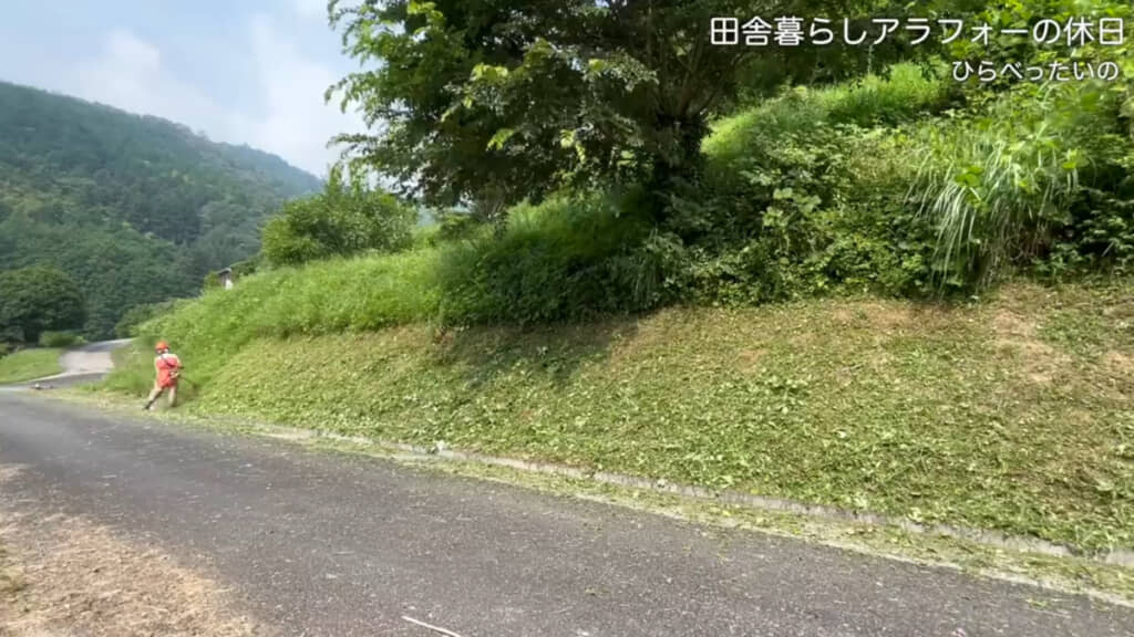 長い道の法面が刈られていく光景はなんとも言えない気持ちよさがあります