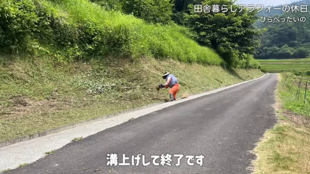 仕上げに道路の掃き掃除と溝上げも行っています