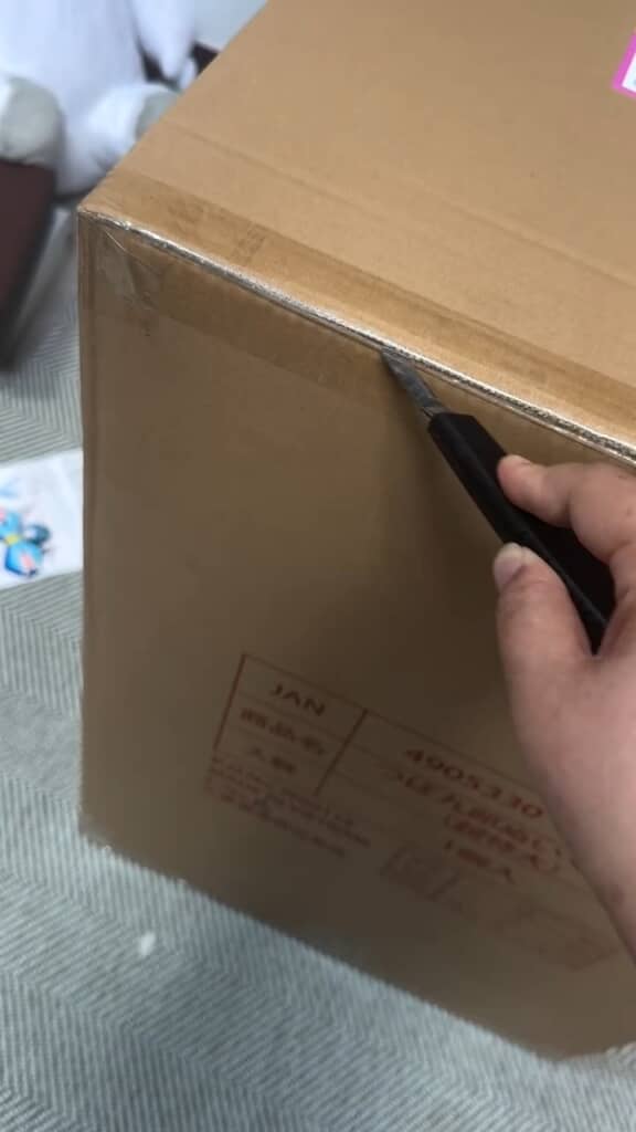 中身を傷つけないよう丁寧に……