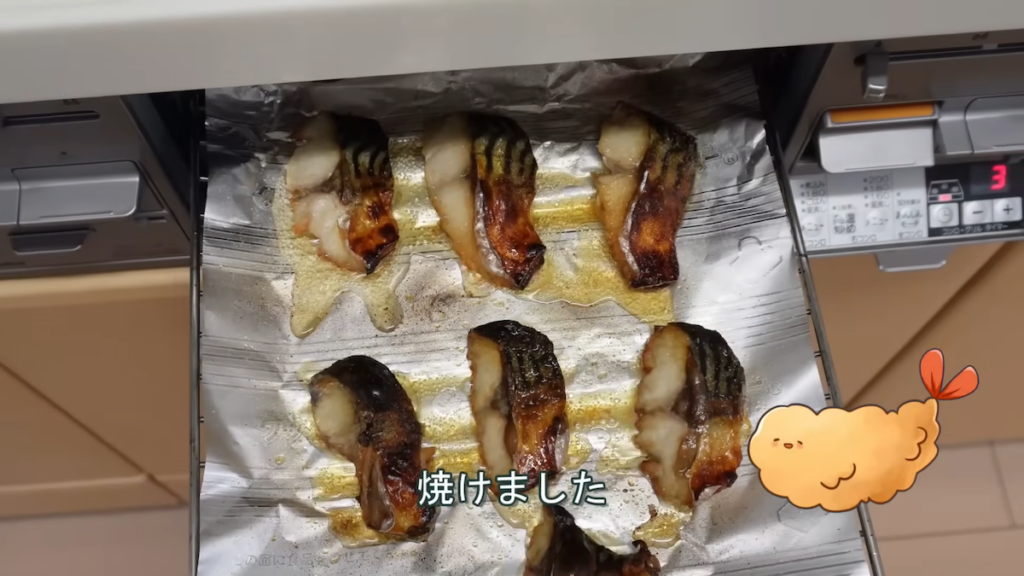 魚類は骨を取り除いてから食べやすい大きさにカット