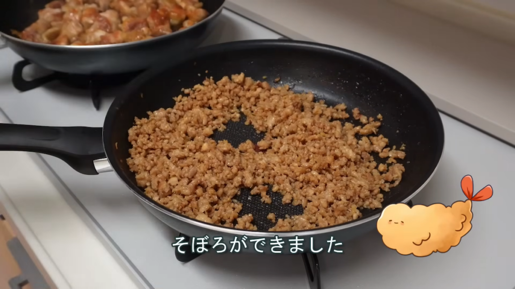 照り焼きチキンとそぼろが完成