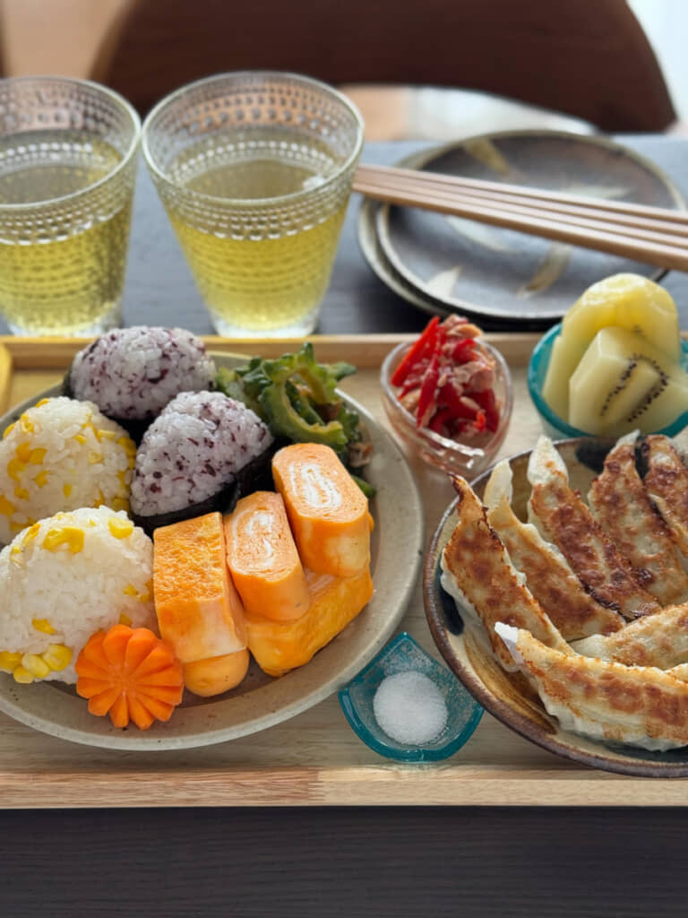 おにぎりと卵とギョウザ、デザートにキウイも……と、お昼から全力！