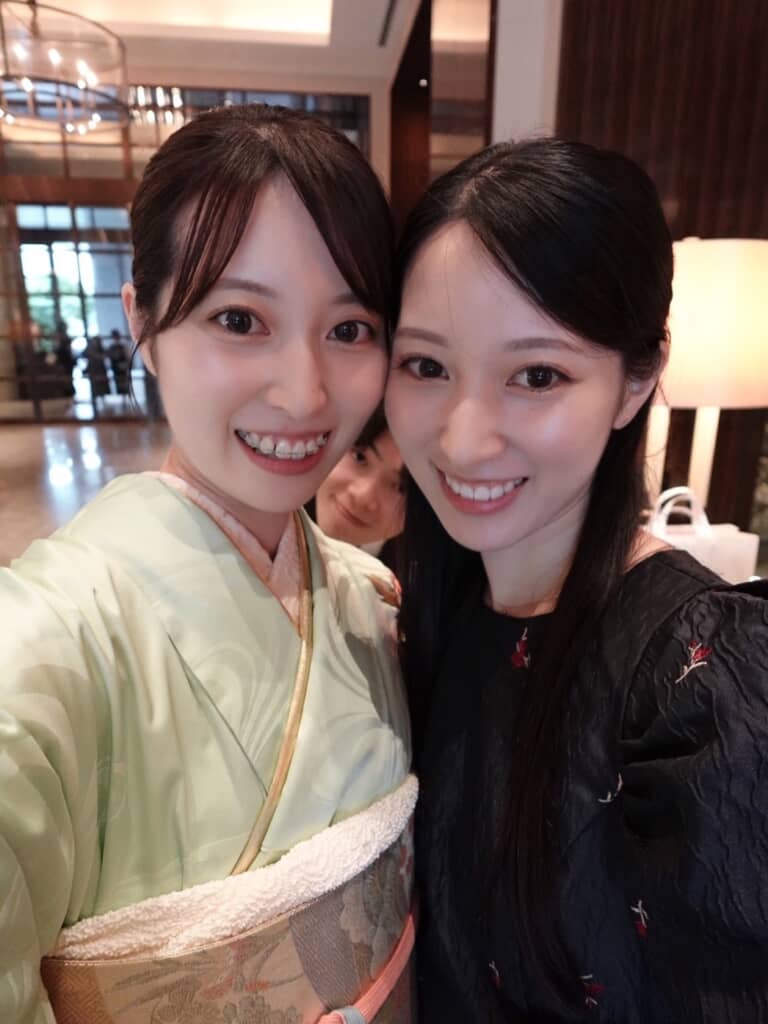 双子2ショットの間に婚約者