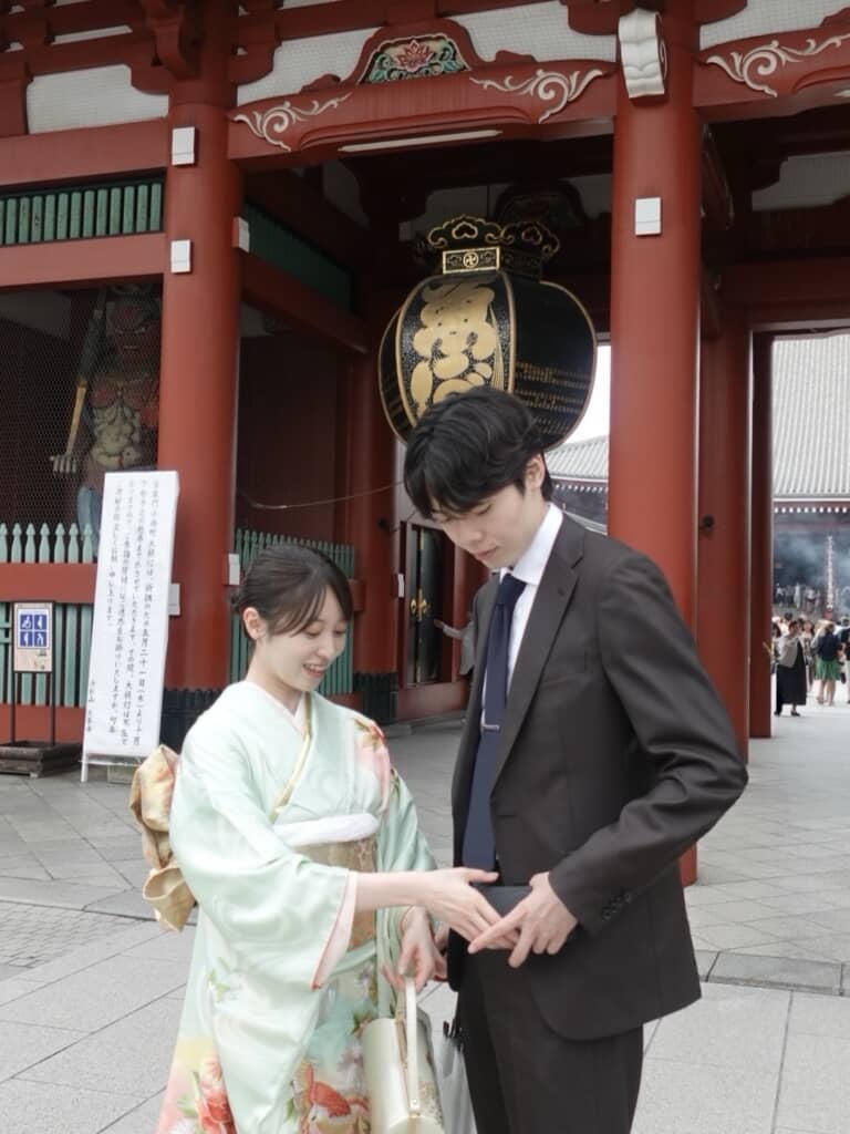 浅草寺の宝蔵門で撮影した2ショット