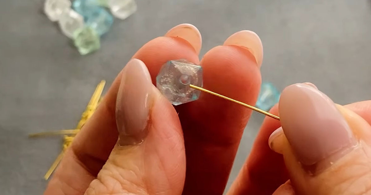 ダイソーのビーズに9ピンを通してつなげると……　完成した“涼しげアイテム”に「とってもかわいい」「2つ作ってみました」（1/3） | ハンドメイド ねとらぼ