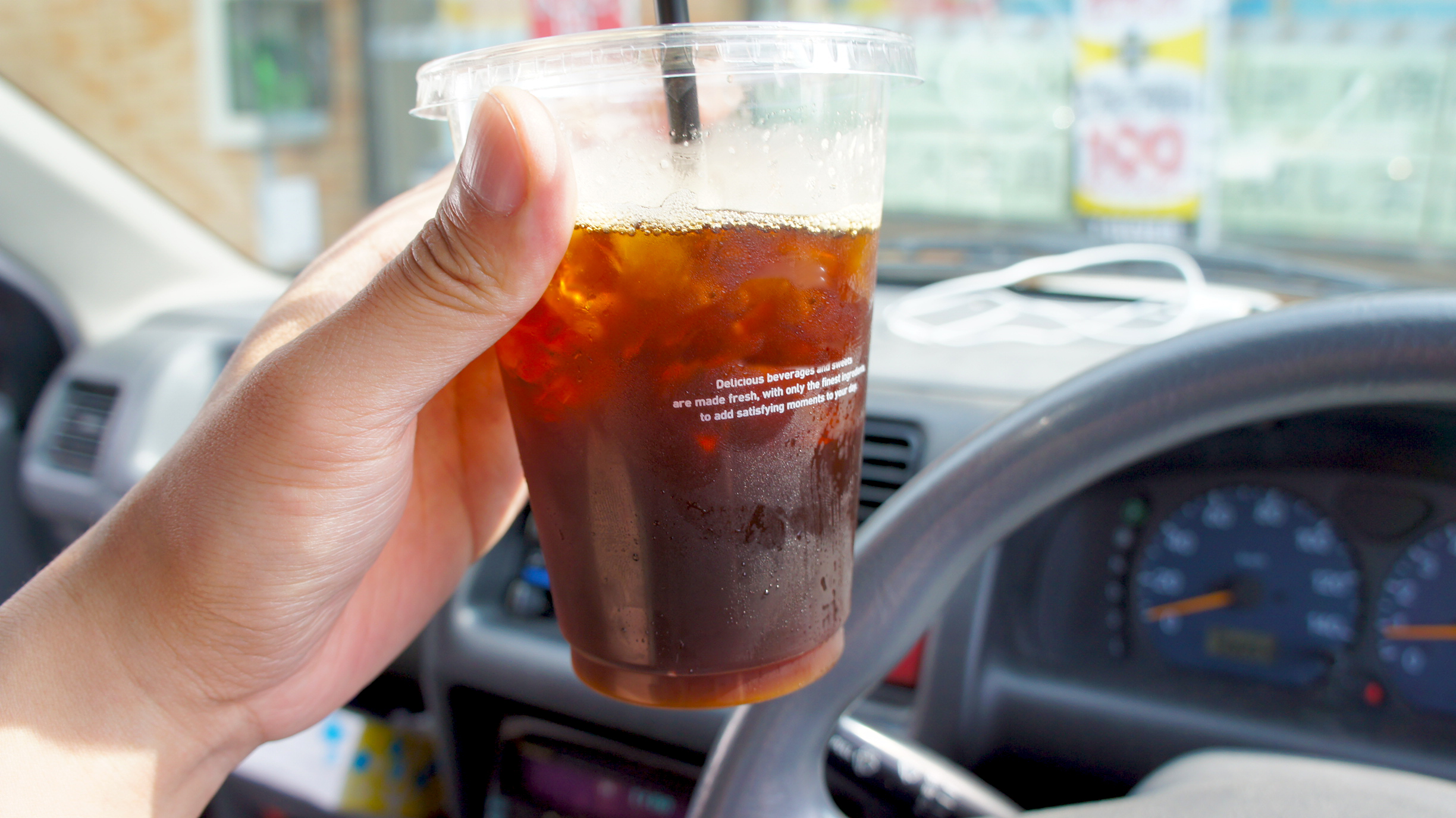 「車のドリンクホルダーに結露が溜まらなくなった」　コンビニコーヒー対応の“車内タンブラー”に「氷がしっかり残ります」「高さ調整も◎」の声（1/2） | ライフ ねとらぼリサーチ