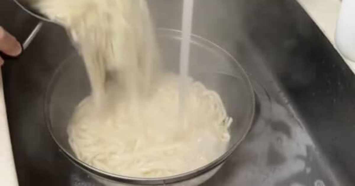 大家族ママ「食べ盛り6人のお昼はこれ」→600グラムのうどんで作る“目からウロコの食卓”に「めっちゃ賢いやり方」「夏休みにやりまーす！」（1/2） | グルメ ねとらぼ