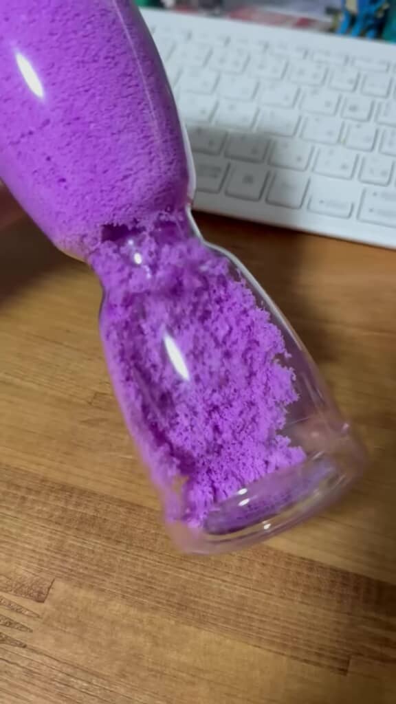 小さな塊を作りながらモソモソと落ちていく砂時計風のおもちゃ