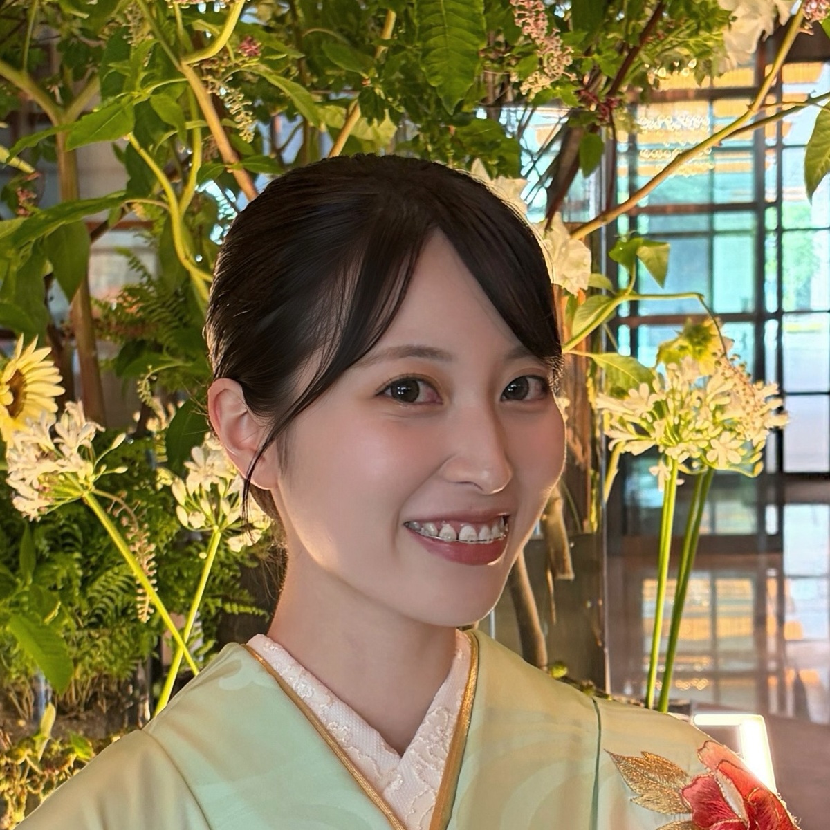 パレスホテルで両家顔合わせ→メルカリで出会った翡翠色の振袖をまとったら……　圧巻の姿に「ホテルが似合うお二人」「言うことなし」（1/3） | ライフスタイル ねとらぼ