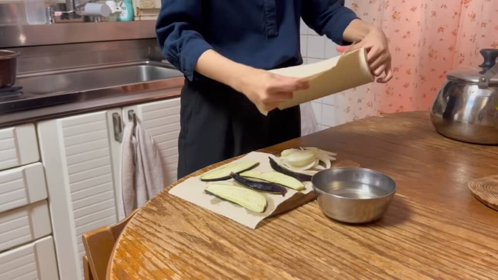 あく抜きをしたら水気を拭き取ります