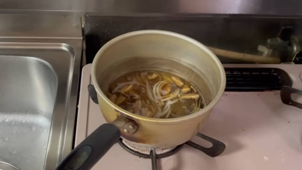 干しシイタケと玉ねぎのお吸い物