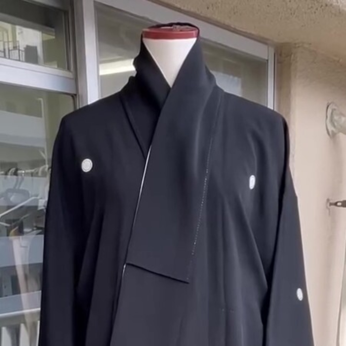 最も格式高い黒留袖をほどいて、“日常使い”用にリメイクすると……「初めてと言っていいほどトキメキ」「お出かけにピッタリ」（1/3） | ハンドメイド ねとらぼ