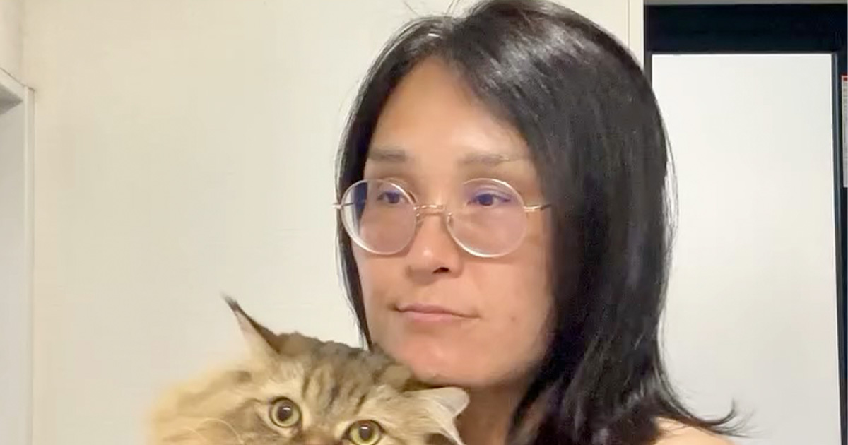 「何でそんなに老けてるの?」と言われた42歳妻、すっぴんからフルメイクしたら…… 変身した姿が「アンジーに似てる!」「赤リップ似合いそう」(1/3) | 美容 ねとらぼ