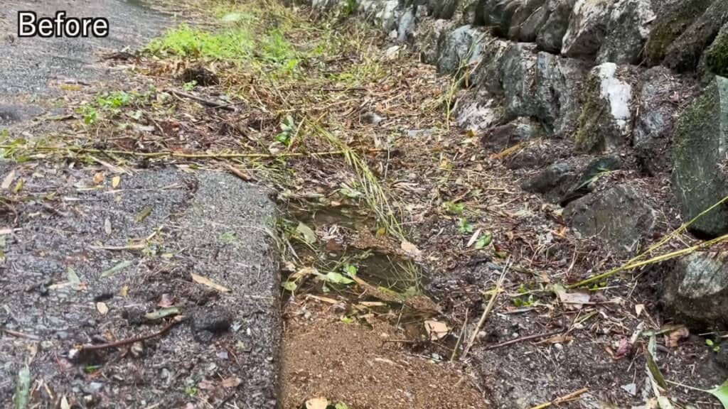 大雨の降った直後で泥水がたまっている側溝