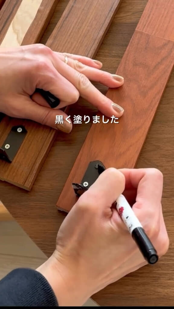 L字金具をビス留めして頭部を黒く塗る