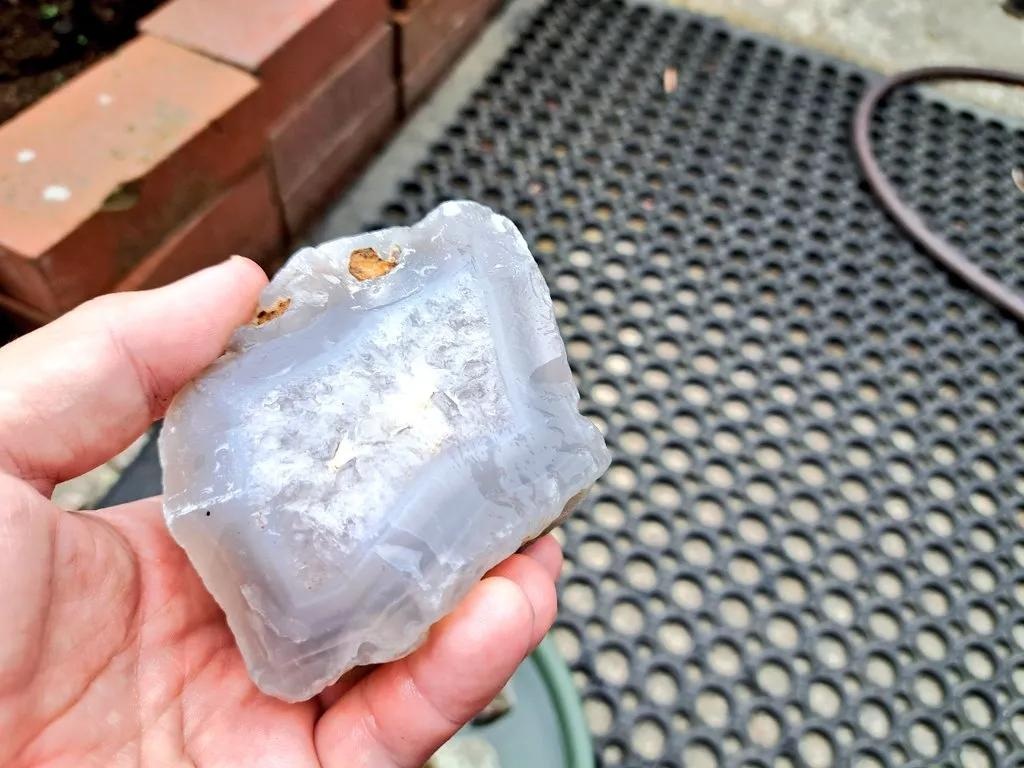 川で拾った物の中でもとりわけ大きいメノウ