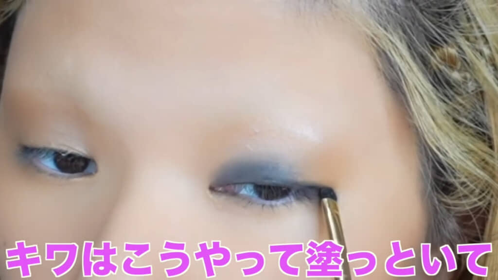黒のアイシャドウで二重幅をかるく埋める気持ちで塗っていきます