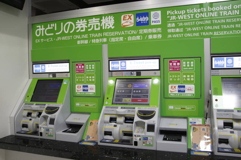 JRの券売機（出典：PIXTA） 