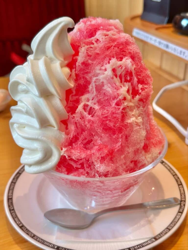 コメダで注文した「いちご氷」のソフトクリームトッピング
