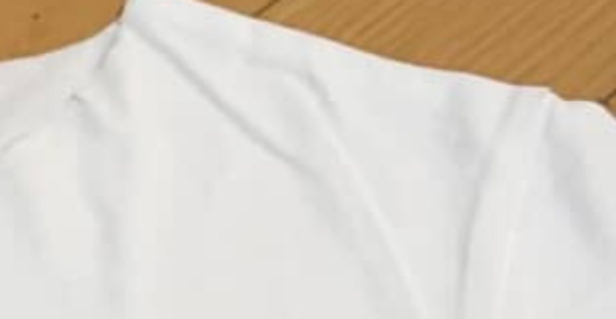 ユニクロの“首が詰まった”Tシャツ→思い切ってカットすると…… 目からウロコのアイデアに「これ、いいなぁぁぁ!」「試してみます!」(1/3) | ライフスタイル ねとらぼ