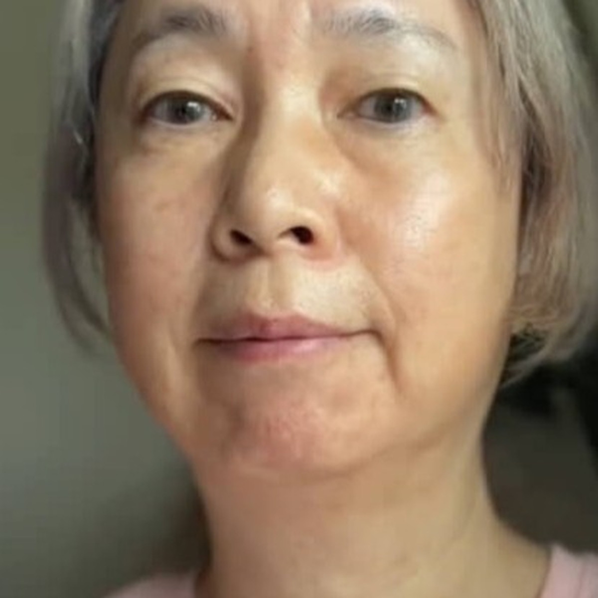 「おばあちゃん」と言われた54歳女性→若返りを決意し1年後……驚きの現在に「毛穴無い!」「お肌も顔立ちも綺麗」(1/3) | ライフスタイル ねとらぼ