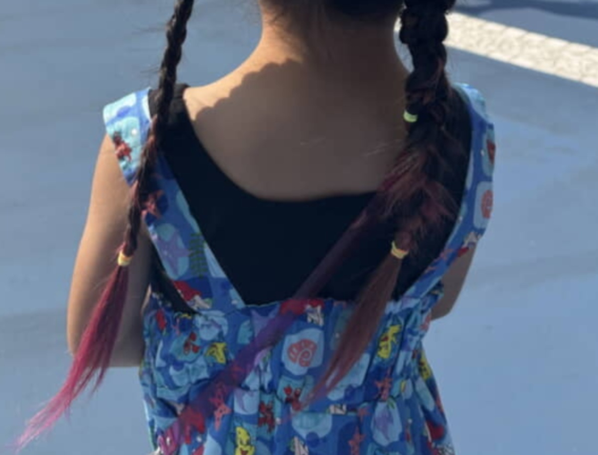 ディズニーで「キャストさんに褒められた」8歳娘の“後ろ姿”に仰天 「すご!」「隠れミッキー!」「見つけた人も嬉しくなるヤツ」(1/3) | 美容 ねとらぼ
