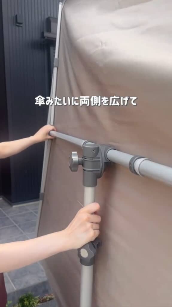 傘のように広げて角度を調整するだけ