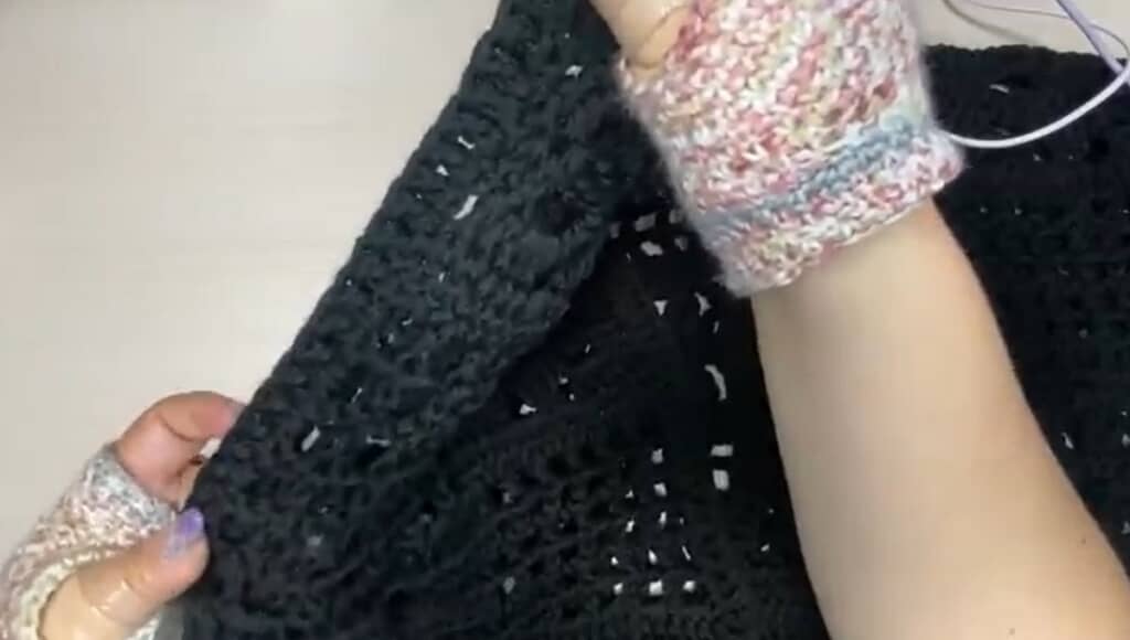 袖を編みます