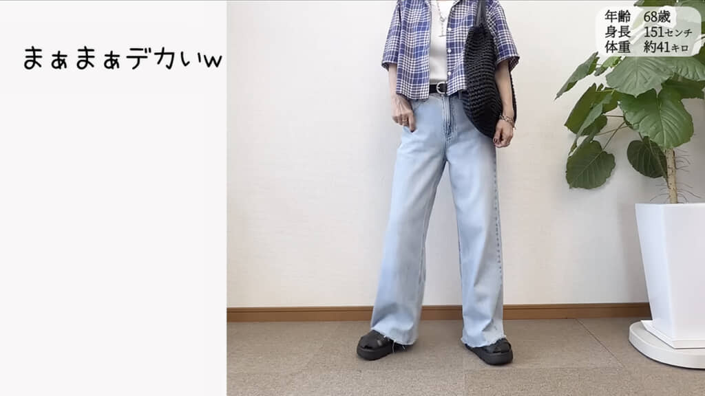 黒小物を散りばめると引き締まった印象に