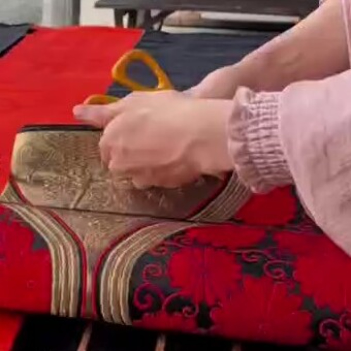 眠ったままの着物帯→障子枠に貼り付けていくと…… 目を引く完成品に「心弾みました!」「これは思い付きませんでした」(1/3) | ハンドメイド ねとらぼ