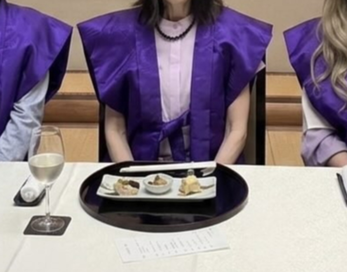 70歳のお祝いをしています→「こ、古希〜!?」　若々しすぎる姿に「タカラジェンヌかしら？」「私もこうなりたい」（1/3） | ライフスタイル ねとらぼ