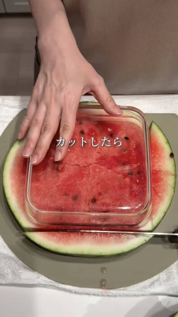 容器に合わせて皮をトリミング