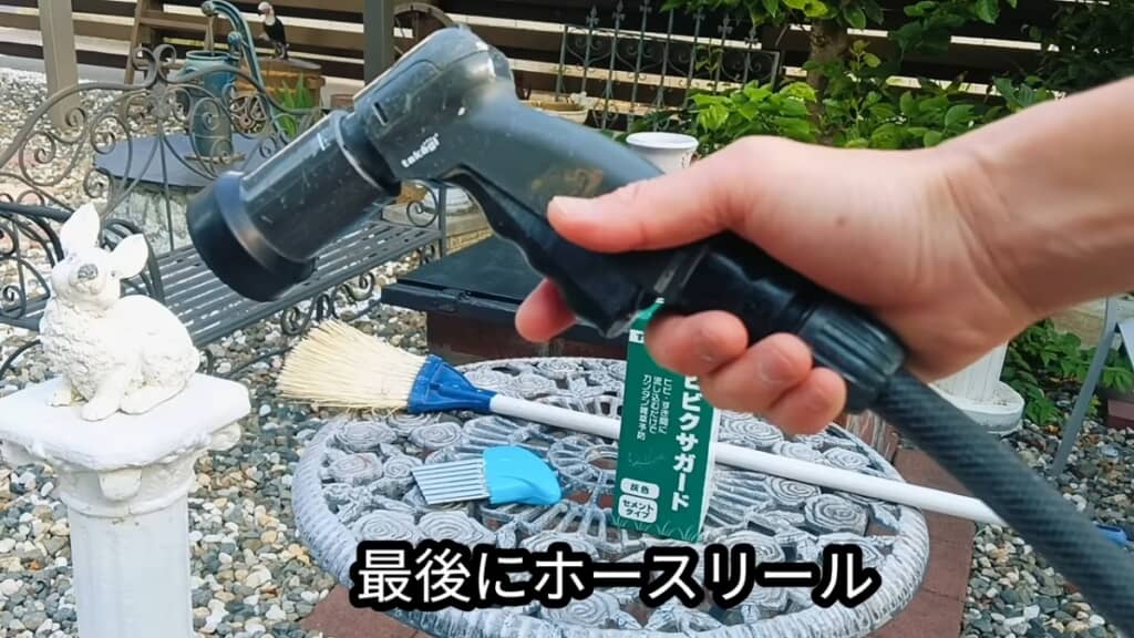 雑草カッターなどを用意します