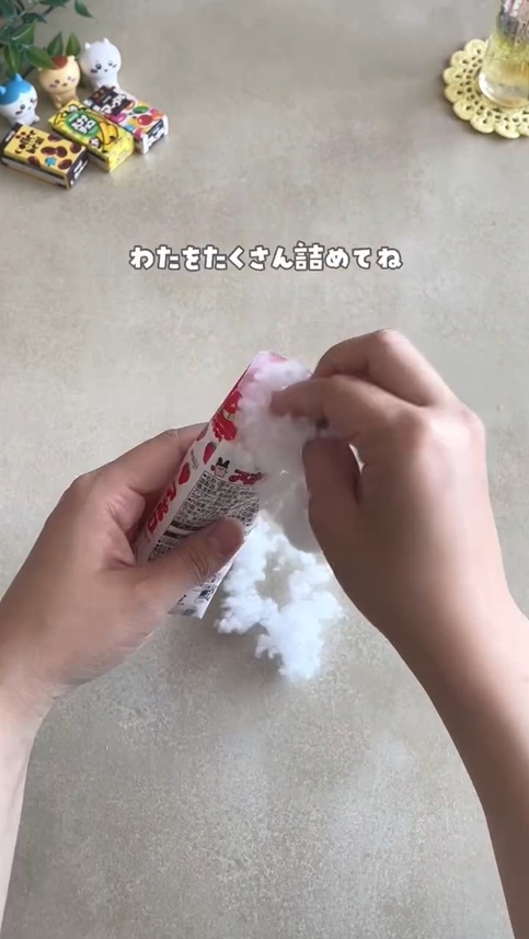 箱の状態に戻して、綿を詰めている