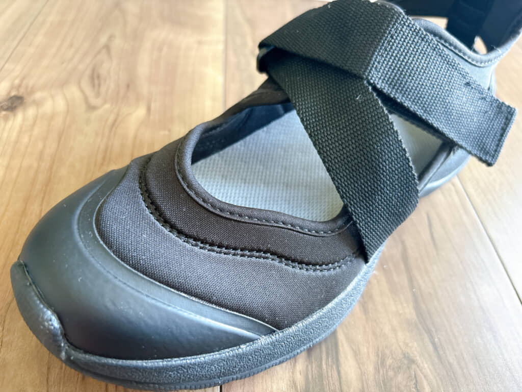 つま先がしっかり覆われていて、歩きやすそう