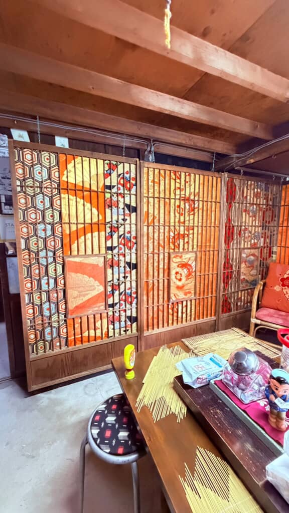 4枚の鮮やかな障子が並ぶ風景は圧巻